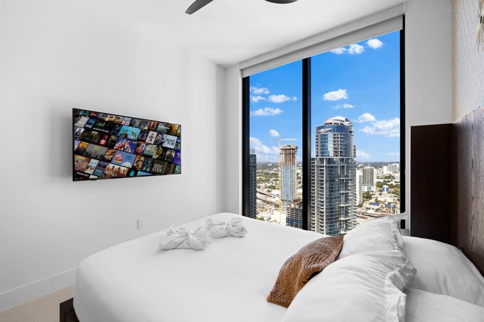 Bed, TV and multimedia, Bedroom