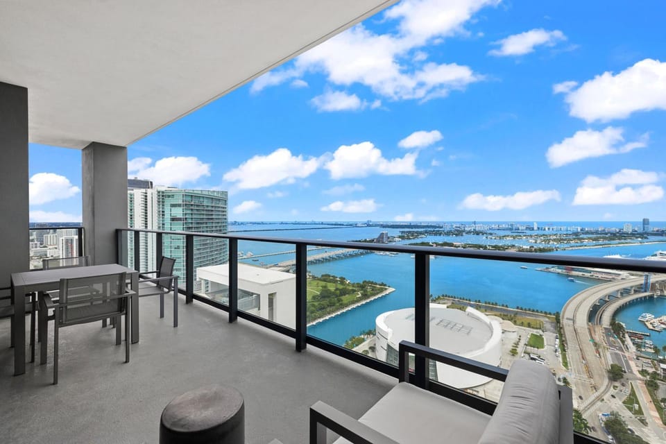 Natural landscape, View (from property/room), Balcony/Terrace, Seating area, City view, Sea view