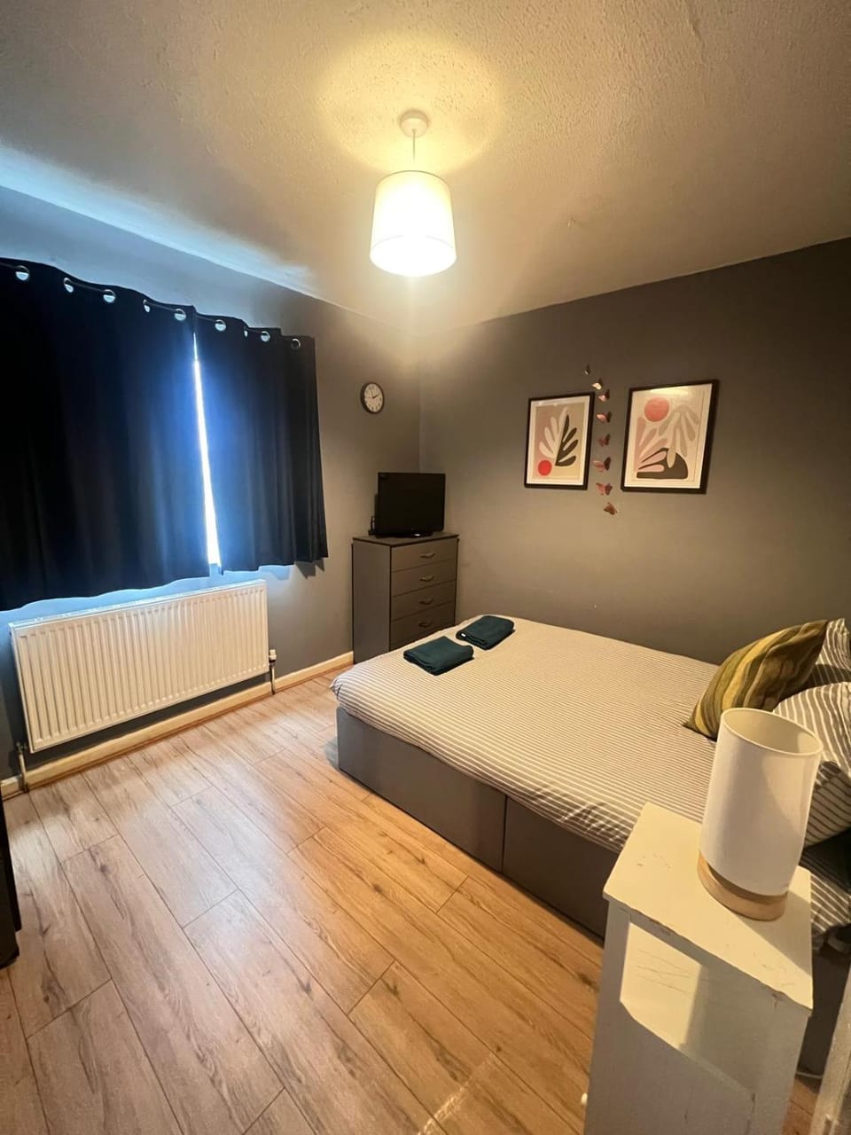 Bed, TV and multimedia, Photo of the whole room, Bedroom