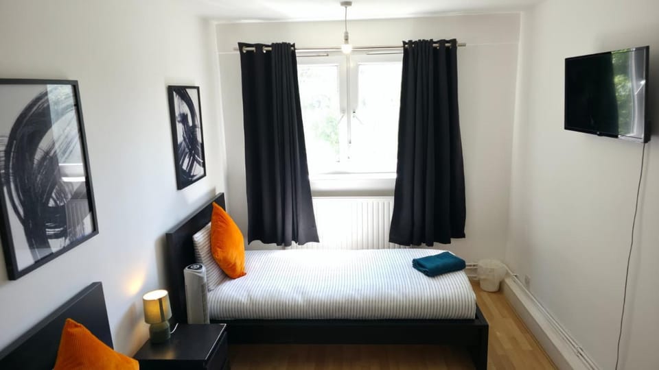 Bed, TV and multimedia, Bedroom