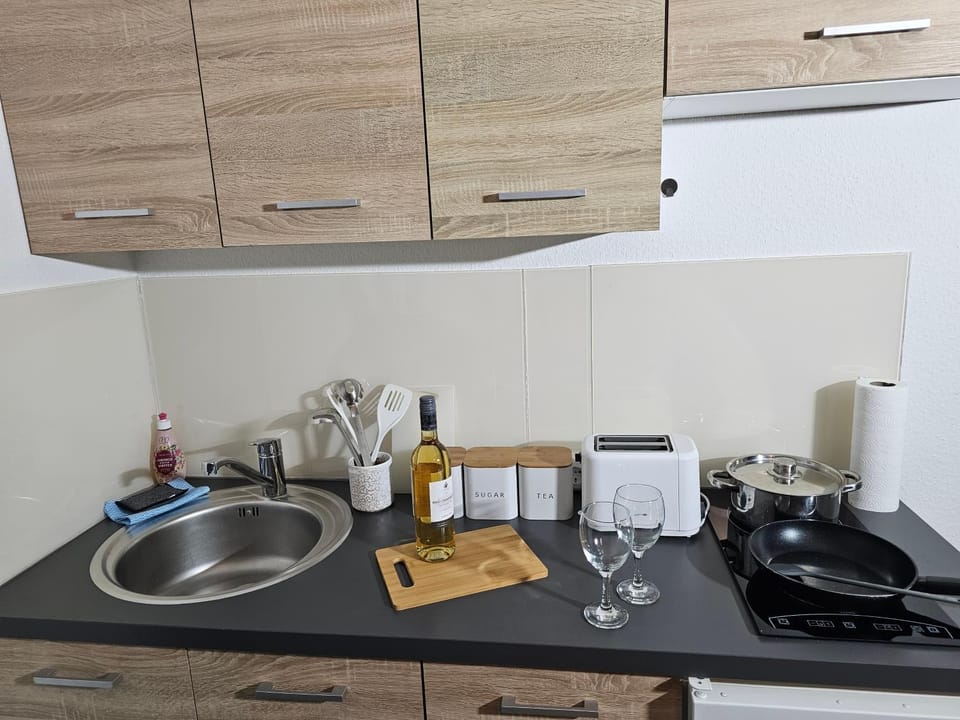 Coffee/tea facilities, Kitchen or kitchenette, stove, toaster
