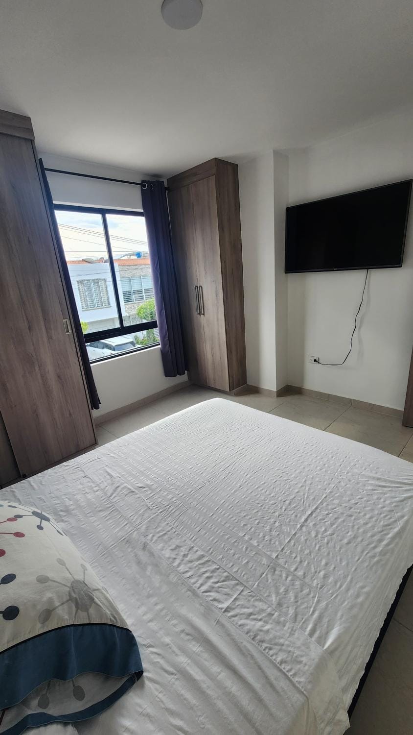 Bed, TV and multimedia, Photo of the whole room