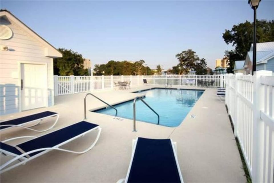 Comfortable 2-BR Cottage, 2 Blocks To Beach House in Myrtle Beach
