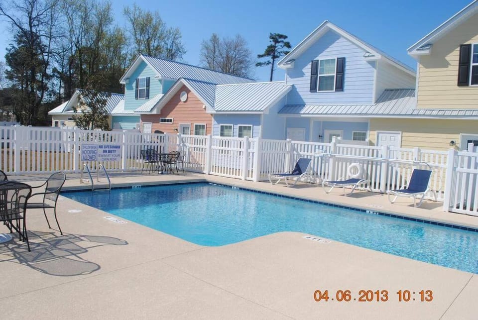 Comfortable 2-BR Cottage, 2 Blocks To Beach House in Myrtle Beach