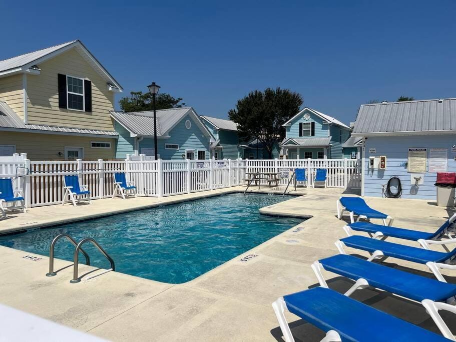 Comfortable 2-BR Cottage, 2 Blocks To Beach House in Myrtle Beach