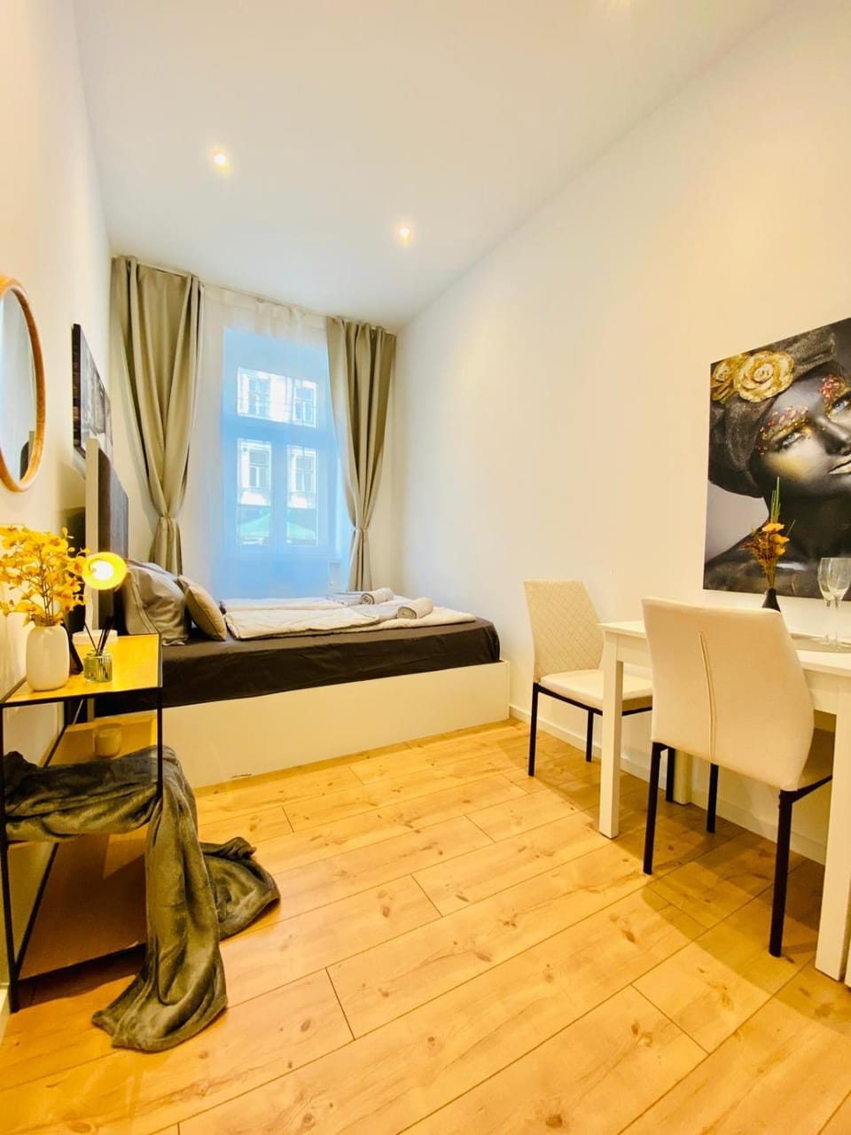 Photo of the whole room, Seating area, Bedroom