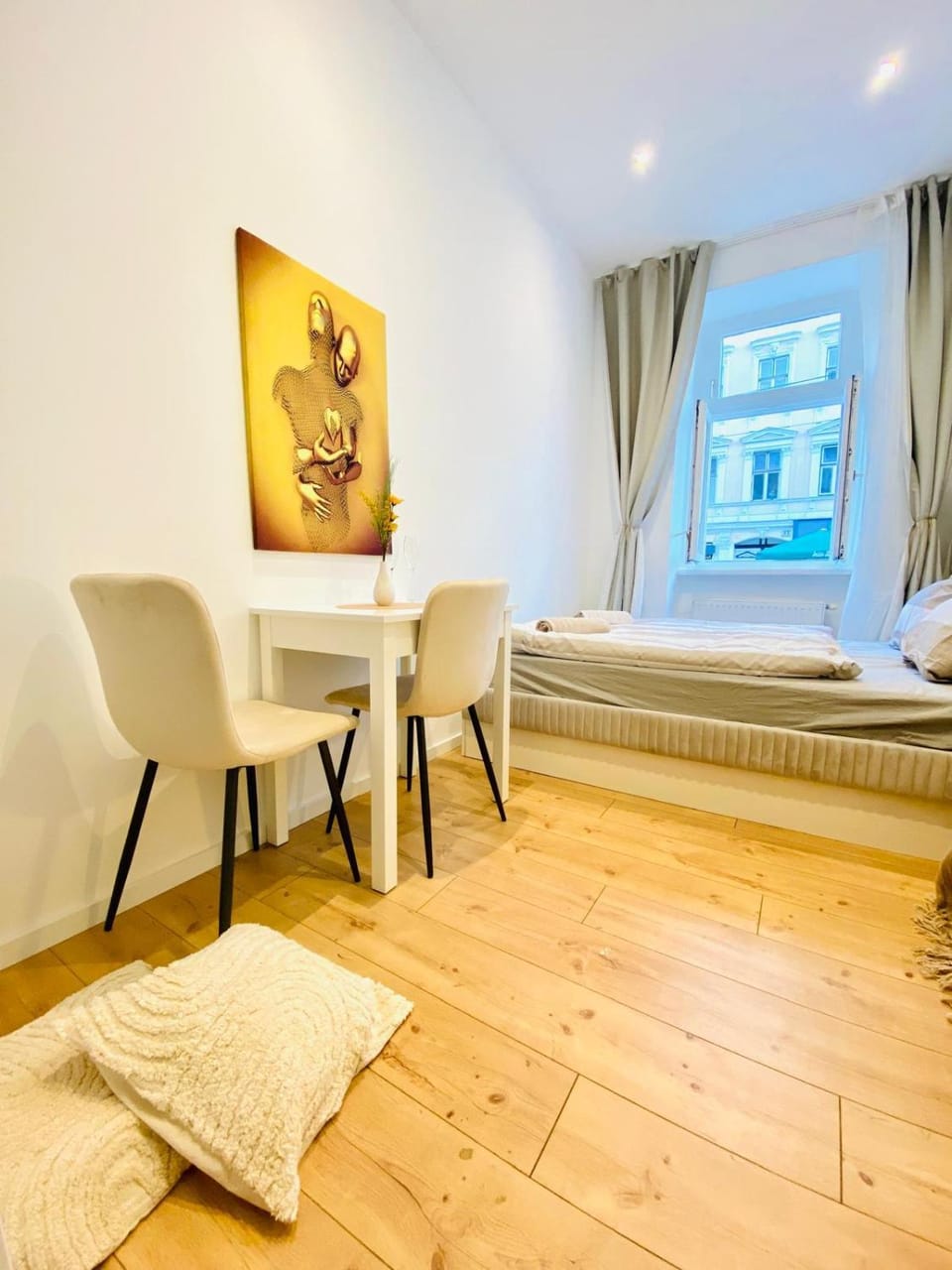 Bed, Seating area, Bedroom