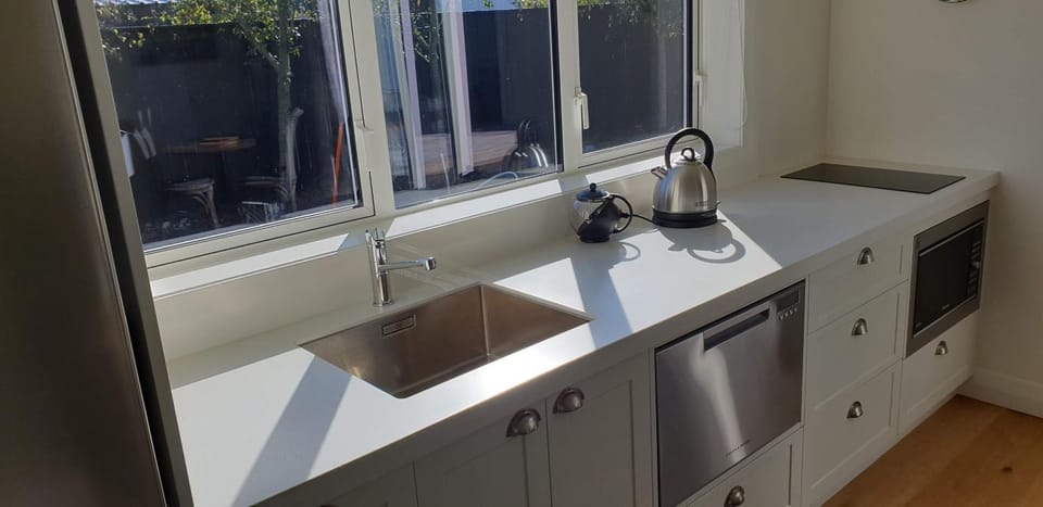 Kitchen or kitchenette, dishwasher, stove