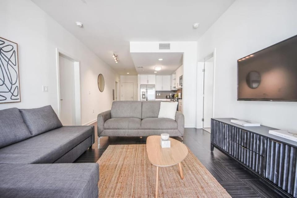 2BR 2BA Condo in Marina Del Rey - 5 Star Location - 15 min to LAX Airport Apartment in Marina del Rey
