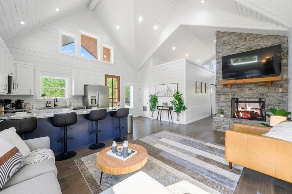 Under the Stars - Secluded, Hot Tub, Firepit, Games House in Broken Bow