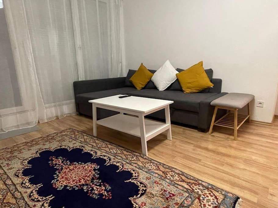 Zeenat Apartment with Balcony and Parking Apartment in Budapest