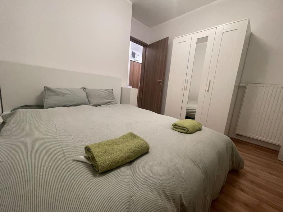 Zeenat Apartment with Balcony and Parking Apartment in Budapest