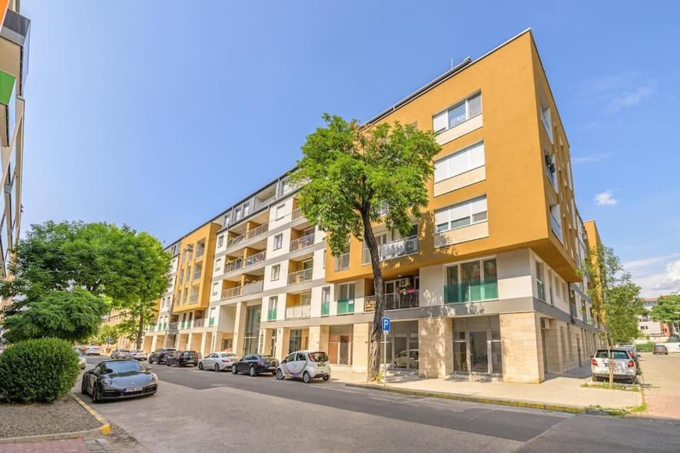 Zeenat Apartment with Balcony and Parking Apartment in Budapest