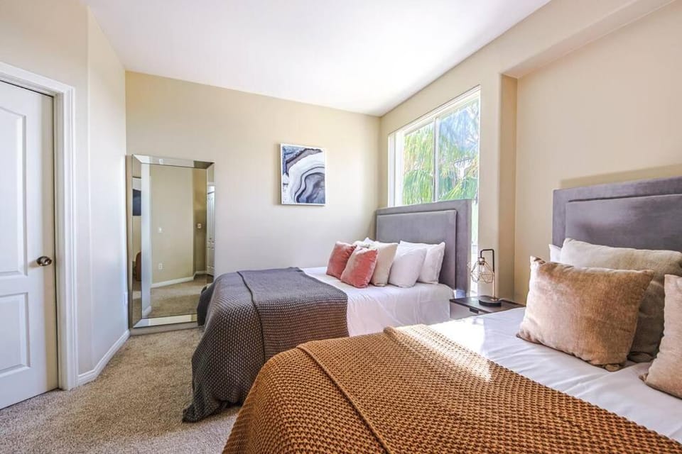 Outstanding 2BDR near Venice Beach - Gym-Pool-Free parking Apartment in Venice Beach
