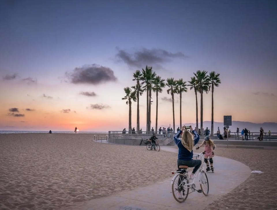 Spacious 3BDR 2BTH near Venice Beach w Pool Apartment in Marina del Rey