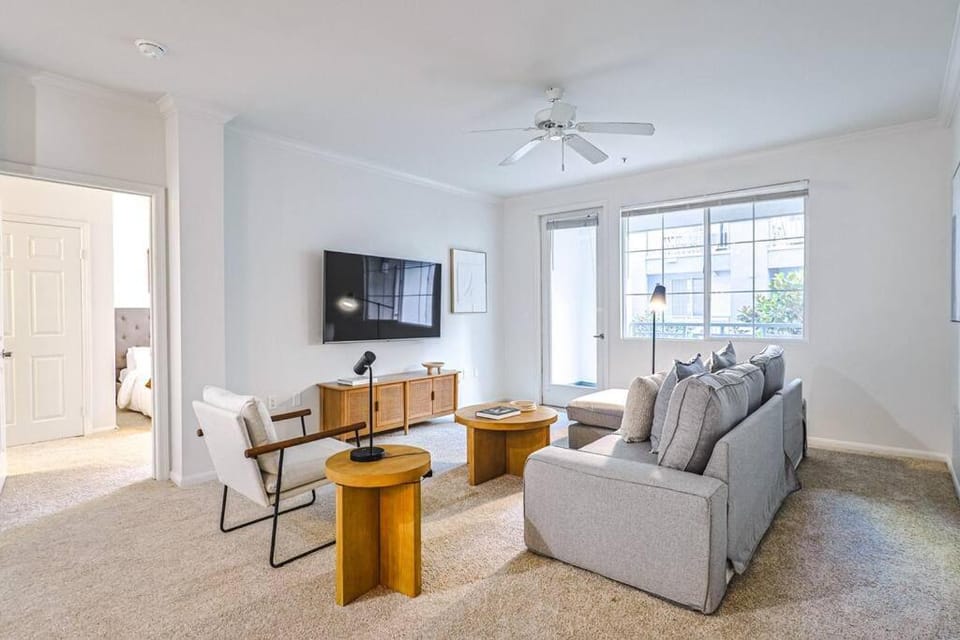 Spacious 3BDR 2BTH near Venice Beach w Pool Apartment in Marina del Rey