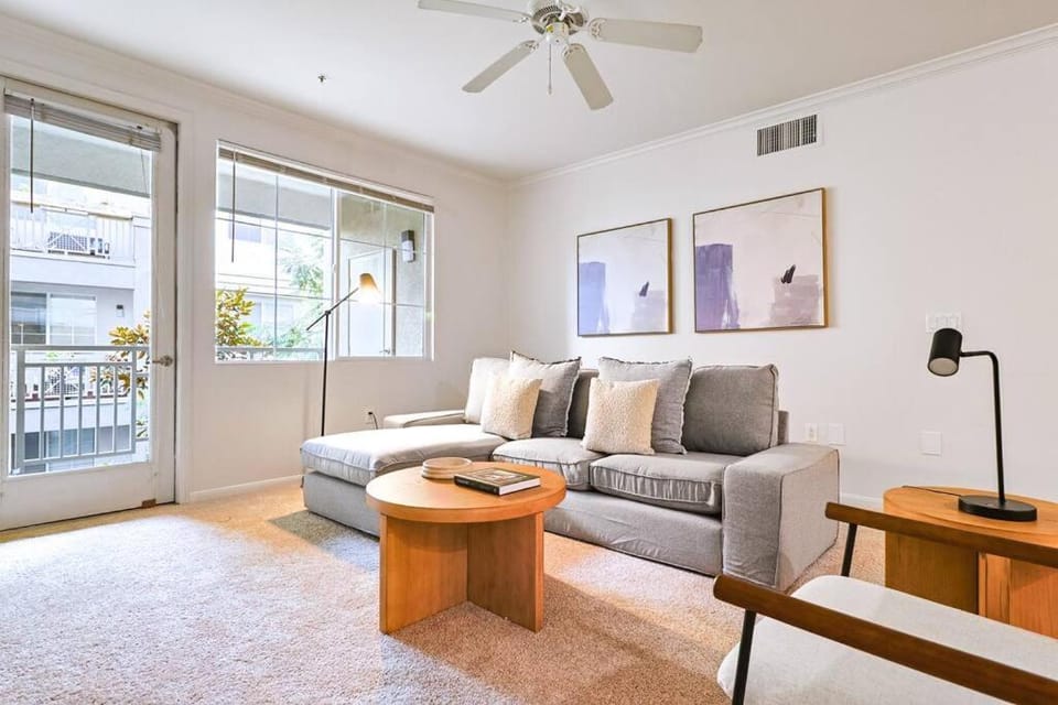 Spacious 3BDR 2BTH near Venice Beach w Pool Apartment in Marina del Rey