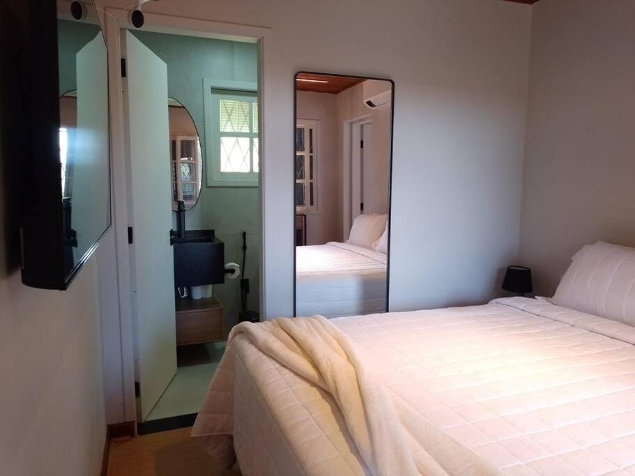 Bed, Bathroom, TV and multimedia, Photo of the whole room, Bedroom, towels, wardrobe