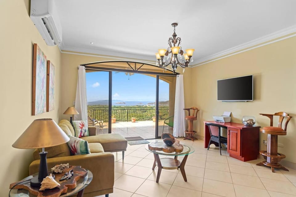 Majestic Oceanview Condo with King Beds House in Coco
