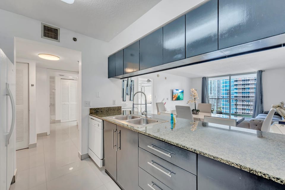 Amazing 28th floor unit with Parking Apartment in Brickell