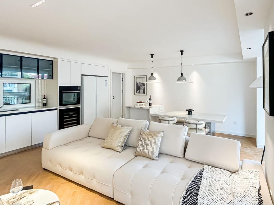 Kitchen or kitchenette, Seating area