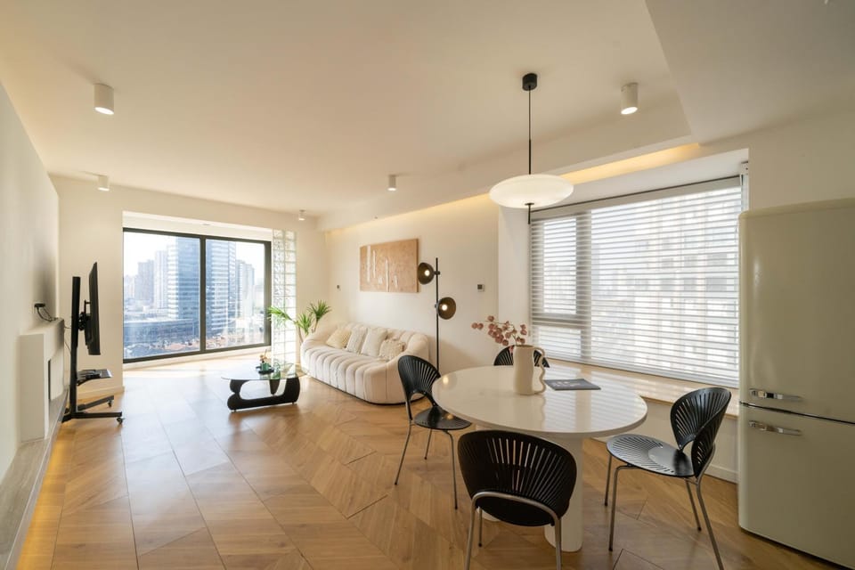 Restaurant/places to eat, Living room