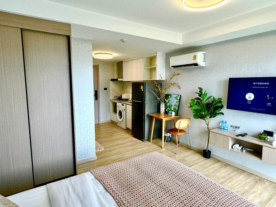 Bed, TV and multimedia, Kitchen or kitchenette, Photo of the whole room, Dining area, Bedroom, hair dryier, internet, wardrobe, air conditioner
