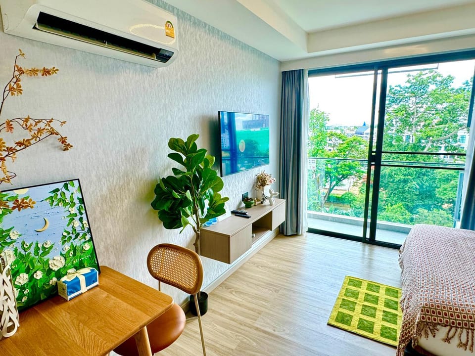 Communal lounge/ TV room, Bed, TV and multimedia, Balcony/Terrace, Living room, Seating area, Dining area, Evening entertainment, Bedroom, air conditioner