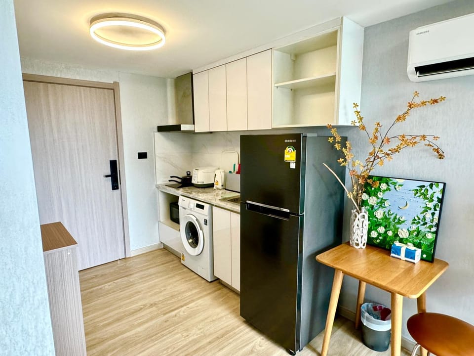 Kitchen or kitchenette, Dining area, stove, washing machine, air conditioner