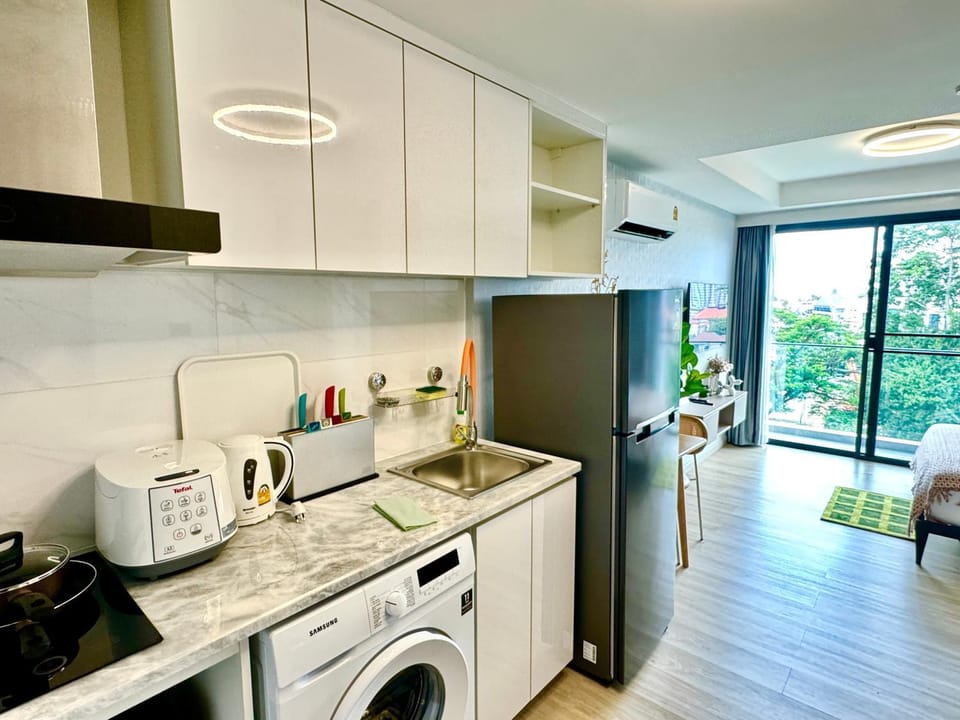 Bed, Kitchen or kitchenette, Bedroom, microwave, stove, washing machine, air conditioner