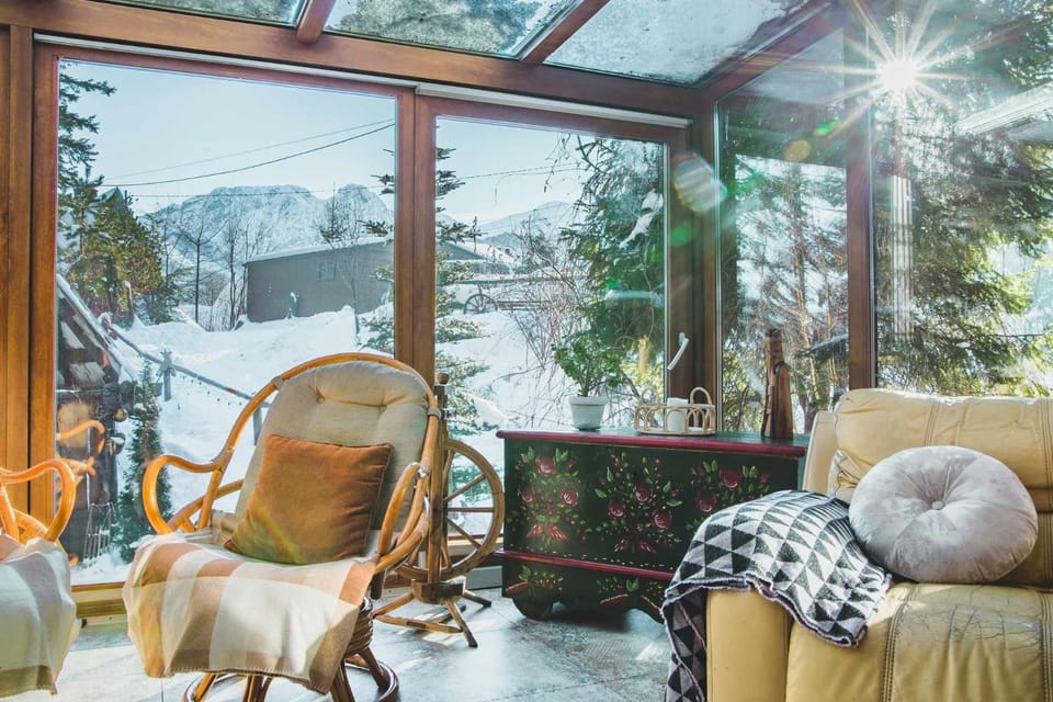 Balcony/Terrace, Living room, Mountain view