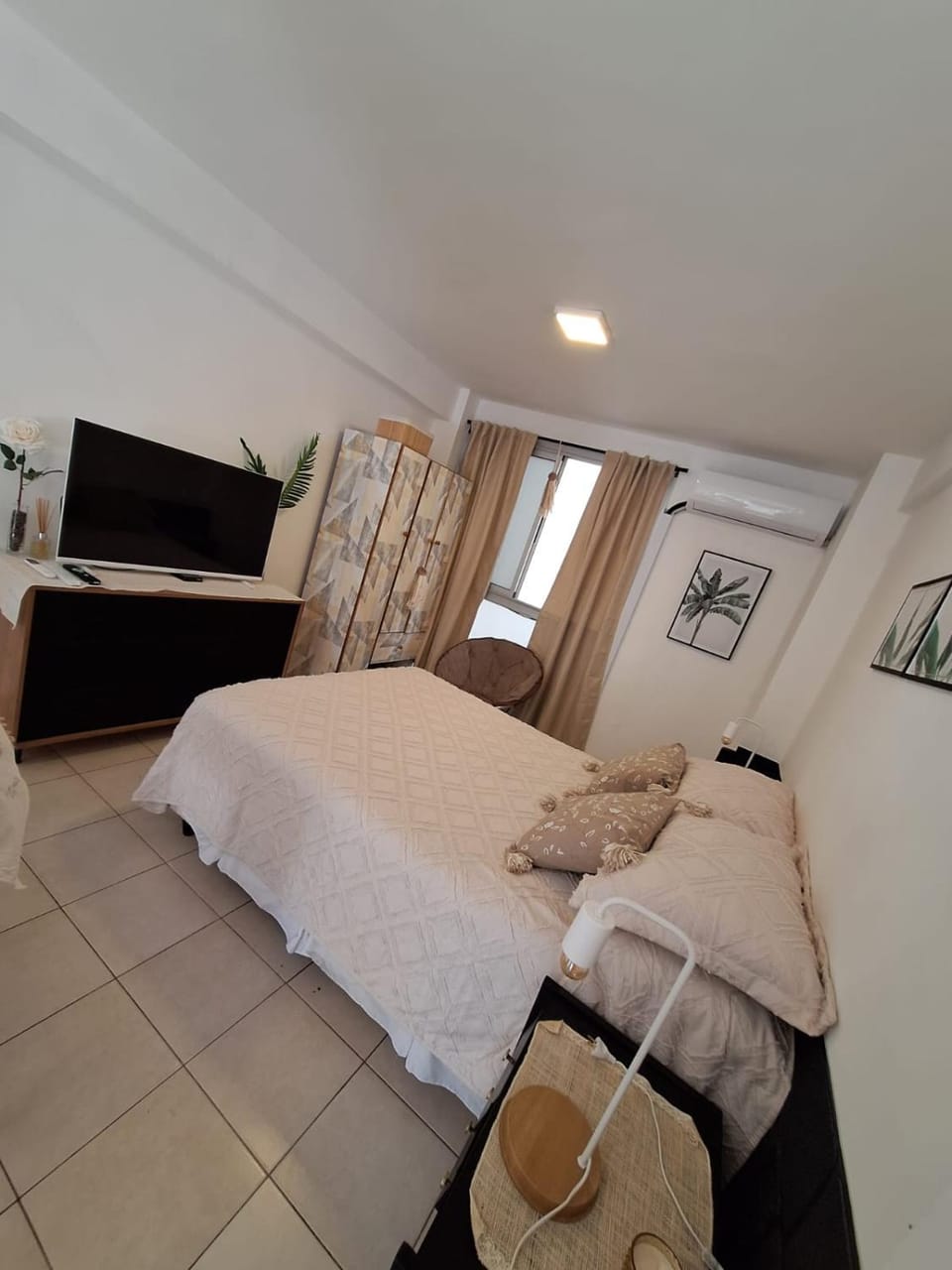 Bed, TV and multimedia, air conditioner