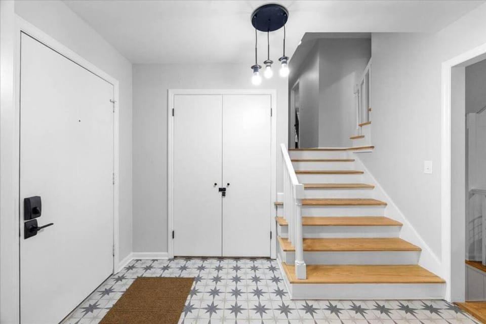Light Bright OP Remodeled Home 4BD 2BTH House in Overland Park