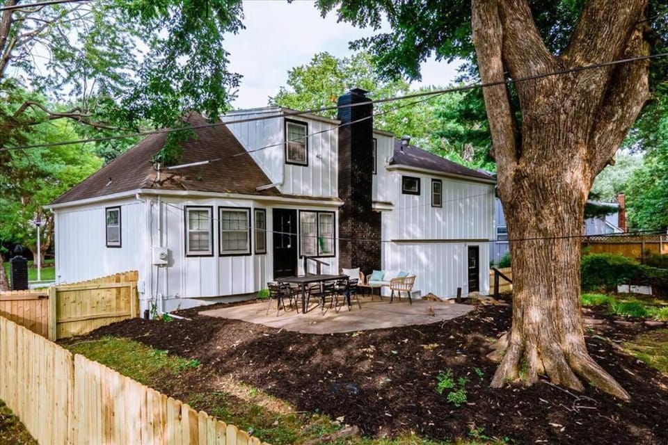 Light Bright OP Remodeled Home 4BD 2BTH House in Overland Park