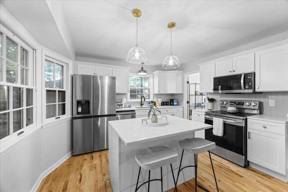 Light Bright OP Remodeled Home 4BD 2BTH House in Overland Park