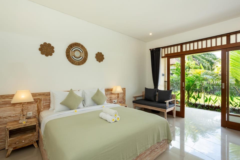 Bed, Bedroom, Garden view