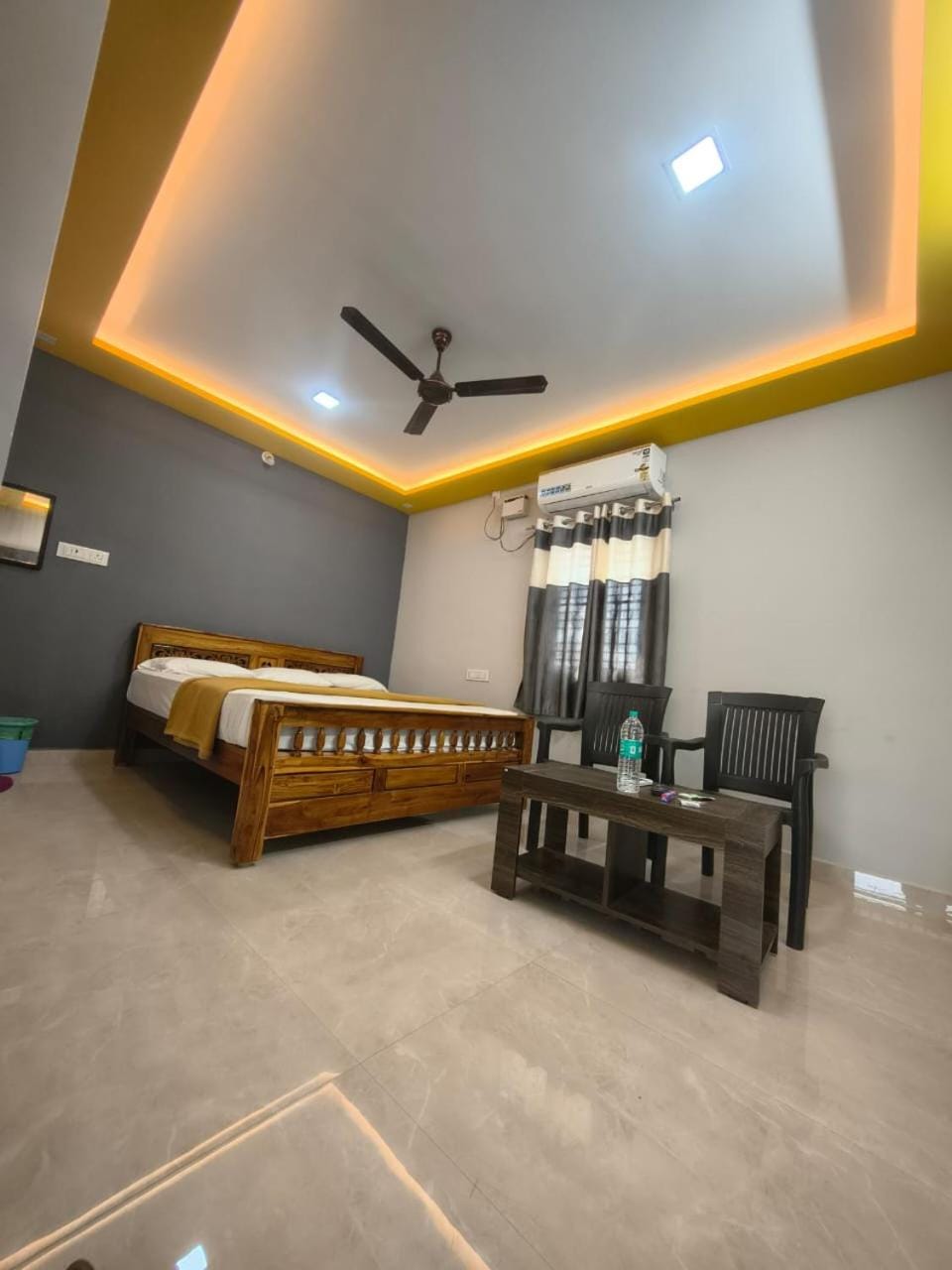 Photo of the whole room, Bedroom