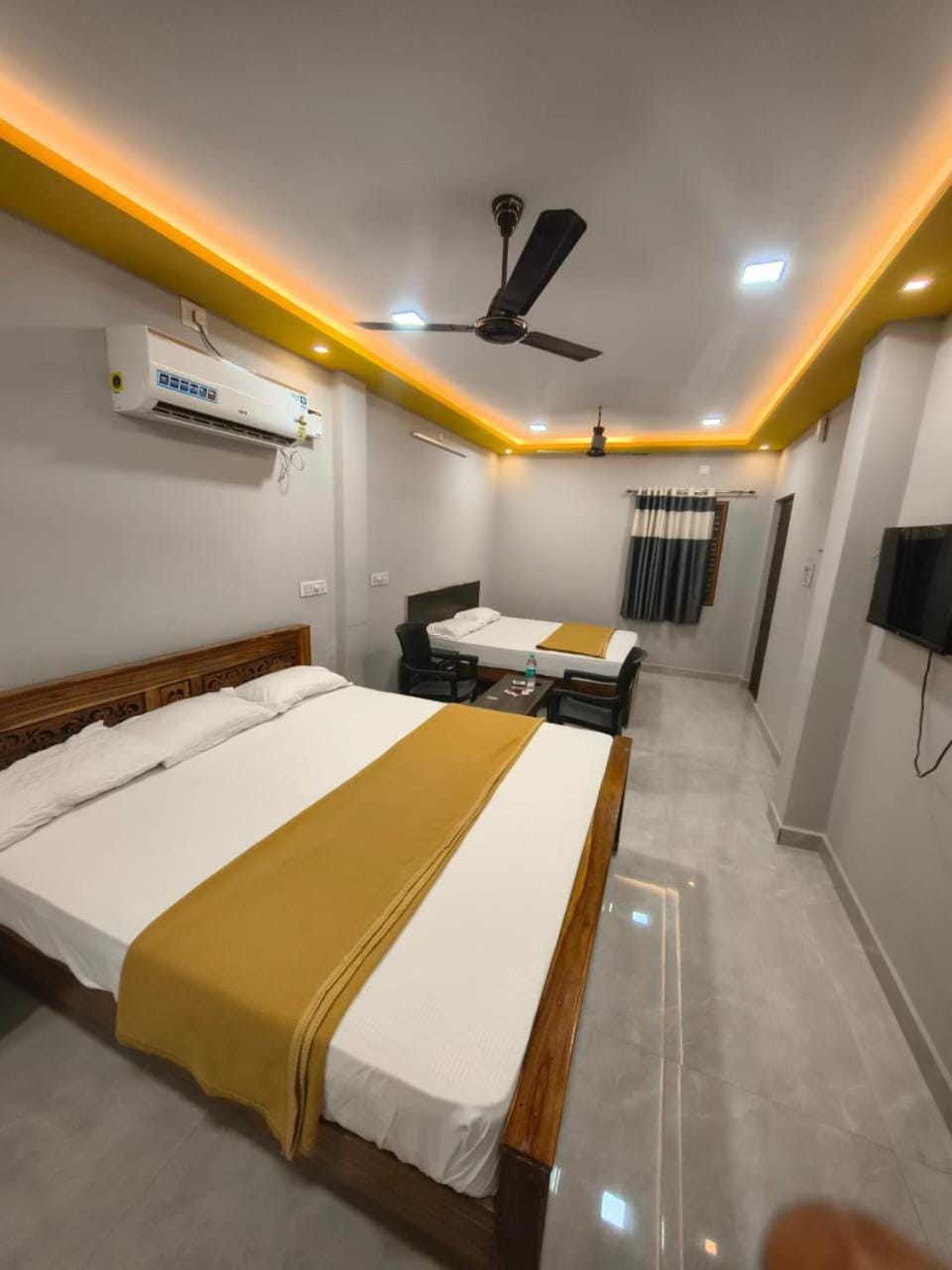 Photo of the whole room, air conditioner
