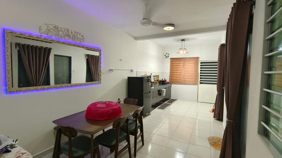 Kitchen or kitchenette, Seating area, Dining area