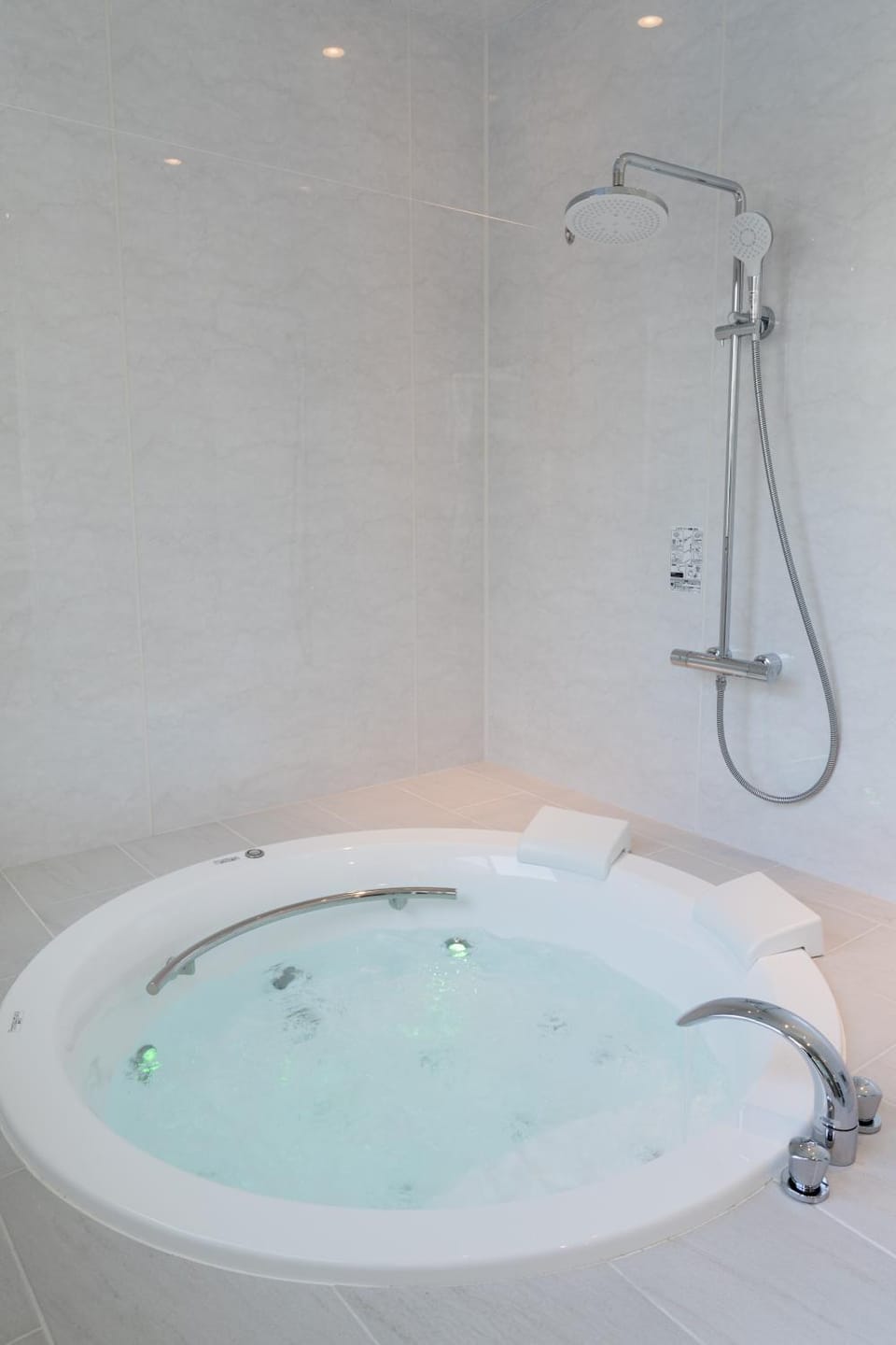 Shower, Hot Tub, Hot Tub, Bathroom, Bath