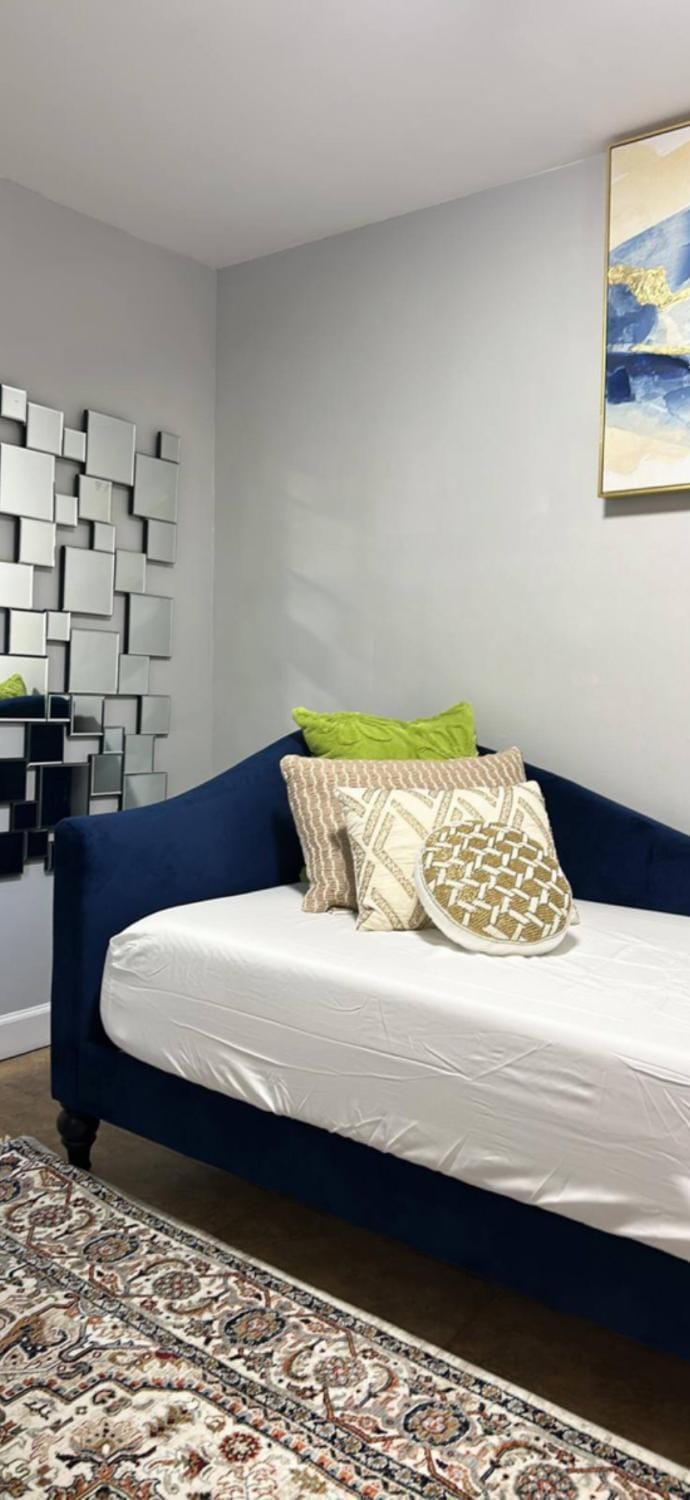Bed, Living room, Photo of the whole room, Seating area