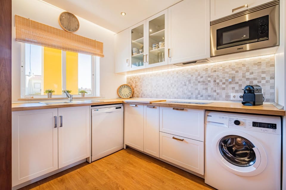 Coffee/tea facilities, Kitchen or kitchenette, dishwasher, stove, toaster, washing machine