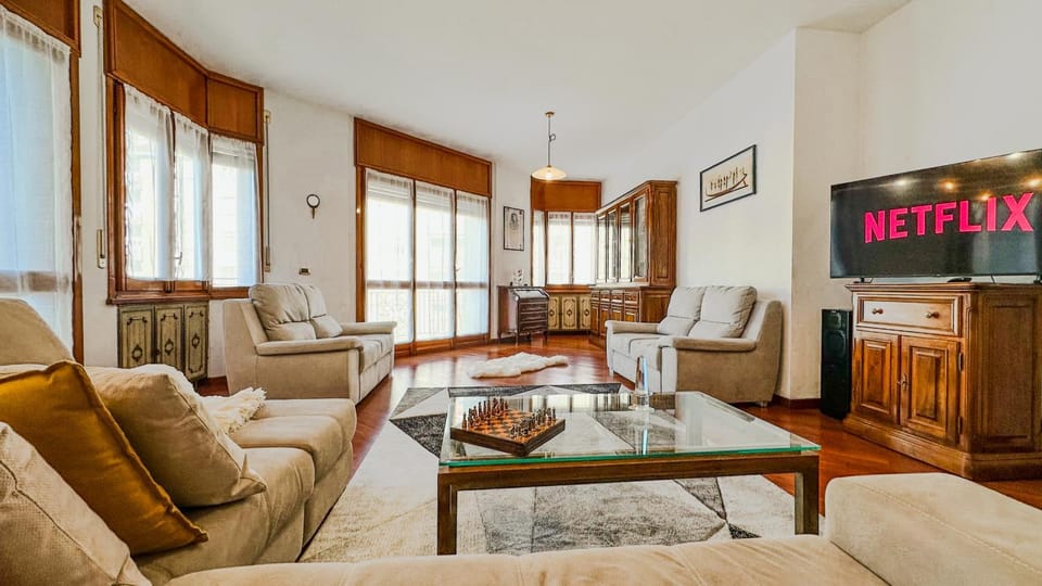TV and multimedia, Living room, Seating area, Evening entertainment