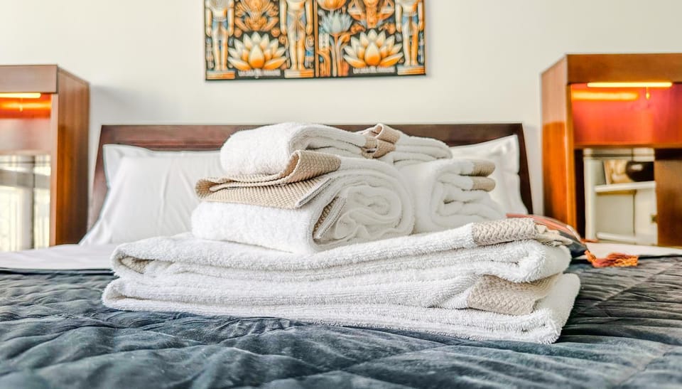 Bed, towels