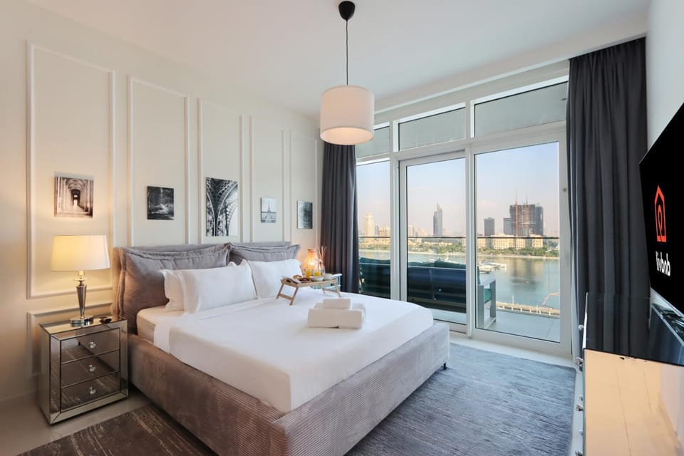Bed, TV and multimedia, Bedroom, towels