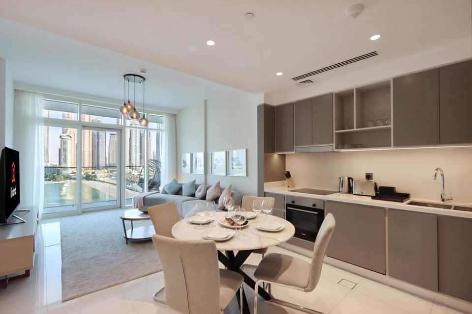 TV and multimedia, Kitchen or kitchenette, Living room, Seating area, Dining area