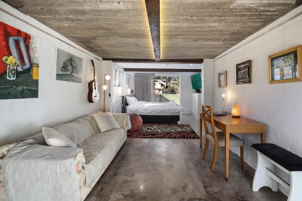 Bed, Living room, Photo of the whole room, Seating area, Bedroom