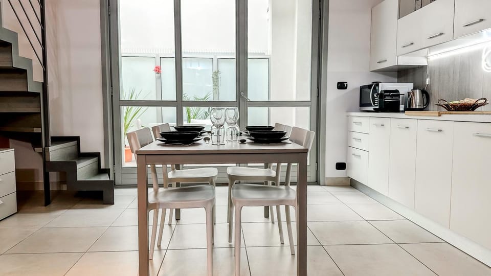 Coffee/tea facilities, Kitchen or kitchenette, Dining area, stove