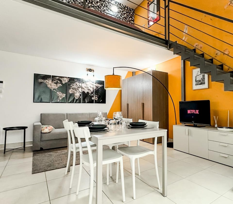 TV and multimedia, Living room, Seating area, Dining area