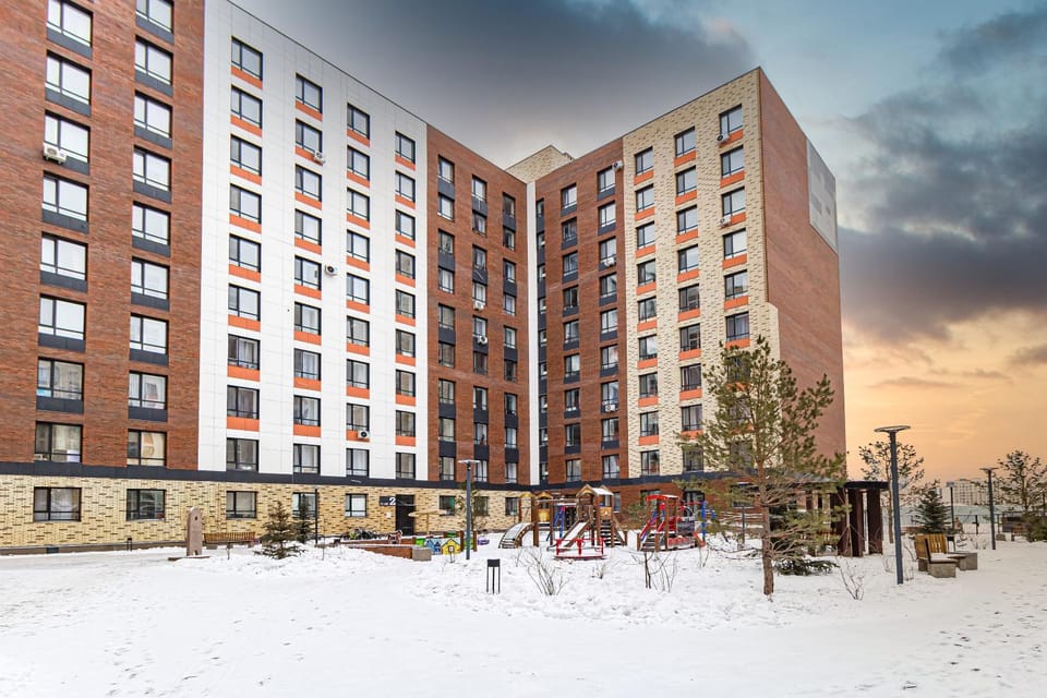 Property building, Facade/entrance, Day, Winter